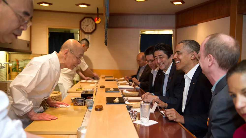 President Barack Obama and Prime Minister Shinzo Abe of Japan talk with sushi master Jiro Ono, owner of Sukiyabashi Jiro sushi restaurant, during a dinner in Tokyo, Japan, April 23, 2014. (Official White House Photo by Pete Souza)This official White House photograph is being made available only for publication by news organizations and/or for personal use printing by the subject(s) of the photograph. The photograph may not be manipulated in any way and may not be used in commercial or political materials, advertisements, emails, products, promotions that in any way suggests approval or endorsement of the President, the First Family, or the White House. / Foto: Pete Souza