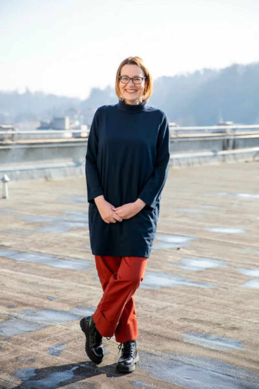 Sa&scaron;ka Rakef Perko, avtorica scenarija in režiserka te posebne predstave, je pri svojem delu izhajala iz razumevanja otrokove stiske in videnja radosti otro&scaron;ke igre.