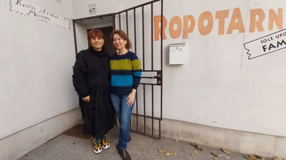 Nika Ravnik in Martina Obid Mlakar vabita, da ju obi&scaron;čete na Dvori&scaron;ču oblikovalcev na Gornjem trgu v Ljubljani. Foto: Vesna Levičnik