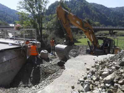 obnova mostu Poljanska sora- odpravljanje posledic poplav – sanacija škode -- 14.08.2023 - Dan solidarnosti in dela prost dan - najhujša naravna ujma v zgodovini Slovenije - prizadeti dve tretjini države - ujma - poplave – zemeljski plazovi – neurja – prostovoljci - //FOTO: Luka Cjuha