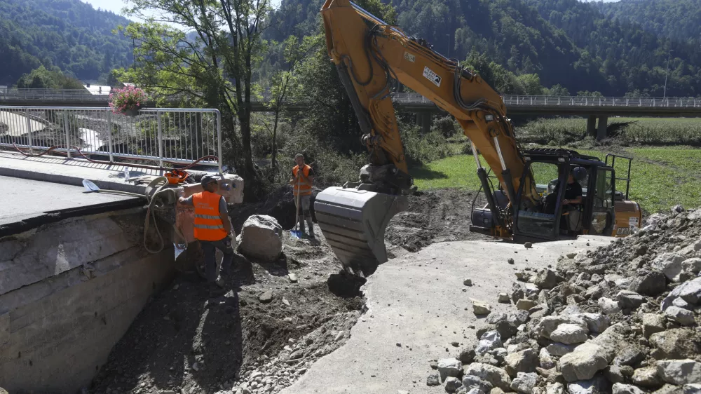 obnova mostu Poljanska sora- odpravljanje posledic poplav &ndash; sanacija &scaron;kode -- 14.08.2023 - Dan solidarnosti in dela prost dan - najhuj&scaron;a naravna ujma v zgodovini Slovenije - prizadeti dve tretjini države - ujma - poplave &ndash; zemeljski plazovi &ndash; neurja &ndash; prostovoljci - //FOTO: Luka Cjuha