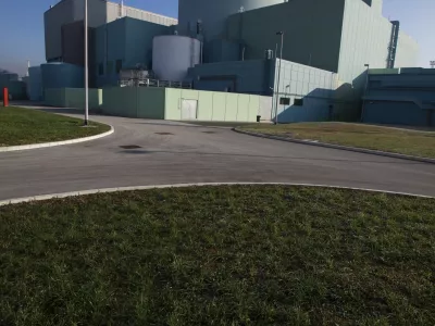 ﻿- 4.12.2013 - Nuklearna elektrarna Krško - NEK je opremljena z Westinghousovim lahkovodnim tlačnim reaktorjem toplotne moči 2000 MW. Njena moč na pragu je 696 MW. Elektrarna je priključena na 400 kV omrežje za napajanje potrošnih središč v Sloveniji in Hrvaški. stavba//FOTO: Luka Cjuha