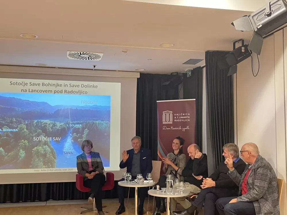 Reši sotočje, dogodek v knjižnici Radovljica, Jana Kolman, Ciril Globočnik, Alja Bulič, Miha Žvan, Janko Rožič in Mihael Toman