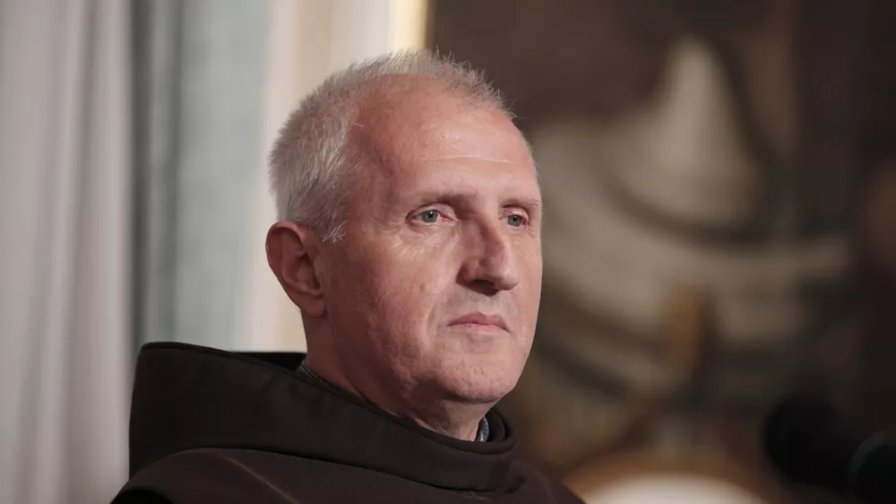 ﻿novi ljubljanski nadškof in metropolit Stanislav Stane Zore prvič po imenovanju nastopil pred novinarji- 10.10.2014 - Nadškofija Ljubljana - novinarska konferenca novega ljubljanskega nadškofa Staneta Zoreta, na kateri je predstavil sporočilo za javnost in odgovarjal na vprašanja medijev//FOTO: Luka Cjuha