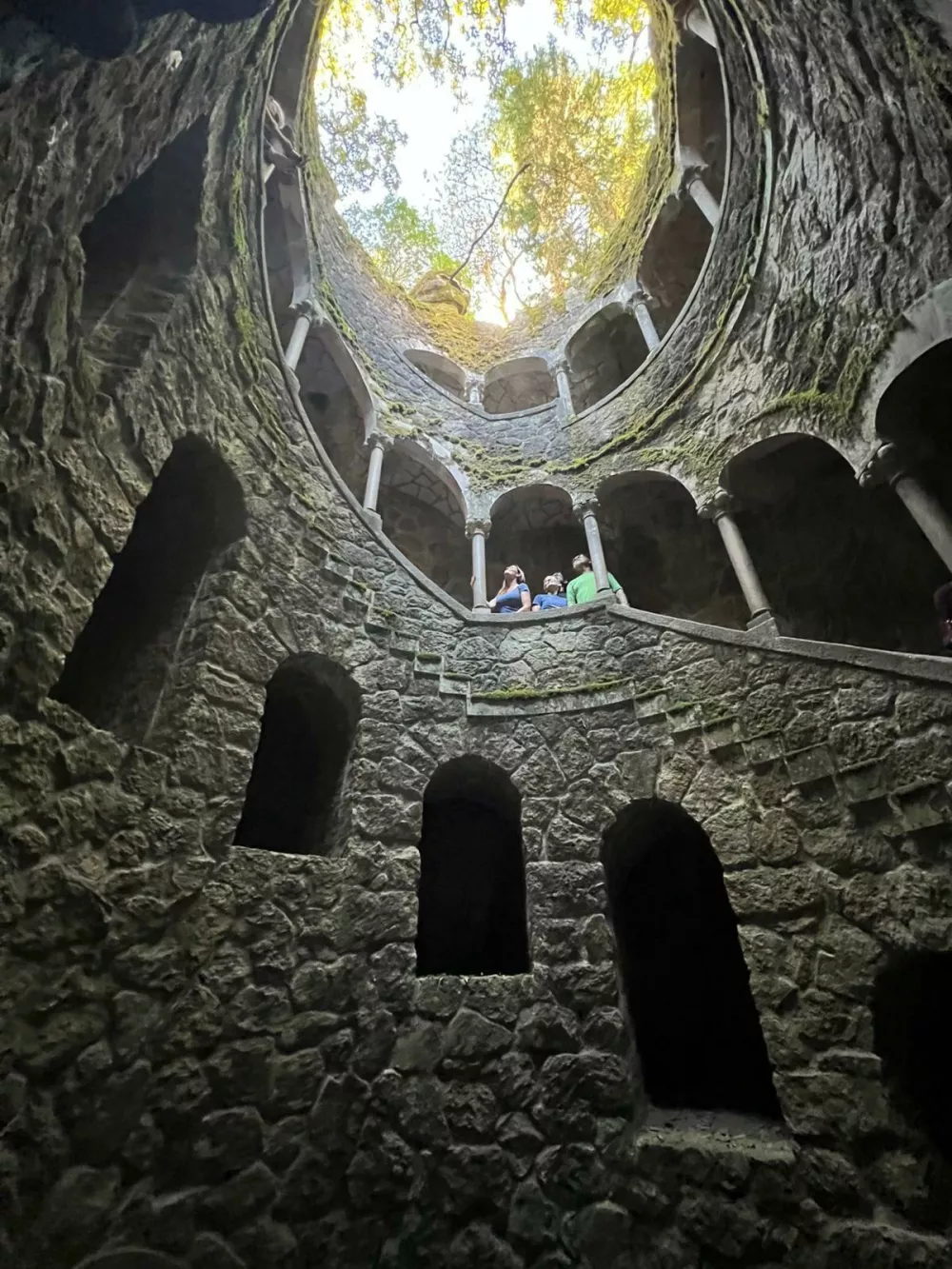 Mavarska trdnjava, katere kamniti zidovi se vijejo po vrhovih hribov in ponujajo razgled, ki seže vse do oceana. 