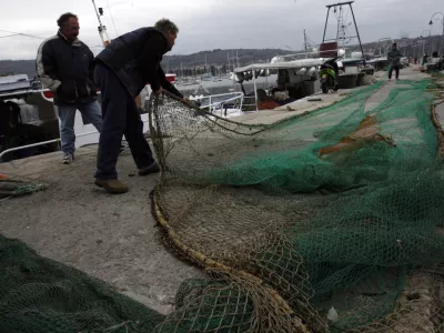 Ribiči Izola - mreže največjih slovenskih ribiških bark so v dneh po hrvaški razglasitvi ERC ostale prazne - ribiška mreža,- ERC (zaščitna ekološko-ribolovna cona) - Hrvaška je s 1. januarjem ERC uveljavila tudi za članice EU, in to kljub dogovoru s Slovenijo, Italijo in Brusljem iz leta 2004, v katerem so se v Zagrebu zavezali, da cone za članice unije ne bo uveljavil brez soglasja z njimi/FOTO: Bojan VelikonjaOPOMBA: ZA OBJAVO ČASOPISU DNEVNIK