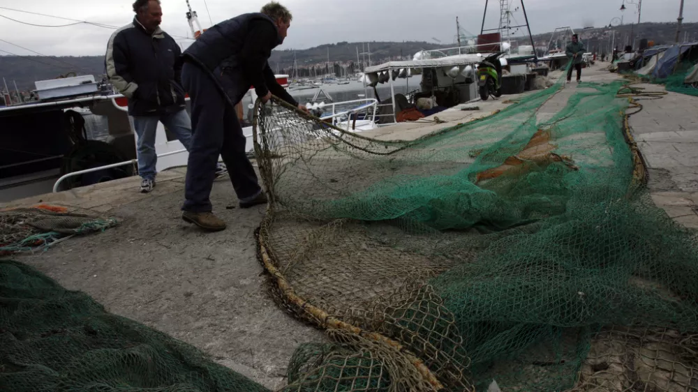 Ribiči Izola - mreže največjih slovenskih ribiških bark so v dneh po hrvaški razglasitvi ERC ostale prazne - ribiška mreža,- ERC (zaščitna ekološko-ribolovna cona) - Hrvaška je s 1. januarjem ERC uveljavila tudi za članice EU, in to kljub dogovoru s Slovenijo, Italijo in Brusljem iz leta 2004, v katerem so se v Zagrebu zavezali, da cone za članice unije ne bo uveljavil brez soglasja z njimi/FOTO: Bojan VelikonjaOPOMBA: ZA OBJAVO ČASOPISU DNEVNIK
