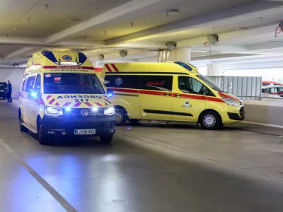 ﻿simbolična fotografija - nujna medicinska pomoč - reševalno vozilo - rešilec- 25.09.2018 - Kirurška klinika UKC Ljubljana - Urgentni kirurški blok - urgenca - reanimacijski prostor – ogled simulacije na mestu dejanskega sprejema politravmnatiziranega poškodovanca //FOTO: Luka Cjuha.
