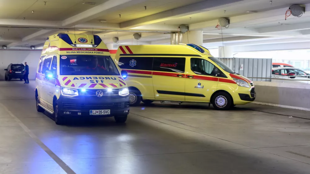﻿simbolična fotografija - nujna medicinska pomoč - reševalno vozilo - rešilec- 25.09.2018 - Kirurška klinika UKC Ljubljana - Urgentni kirurški blok - urgenca - reanimacijski prostor – ogled simulacije na mestu dejanskega sprejema politravmnatiziranega poškodovanca //FOTO: Luka Cjuha.
