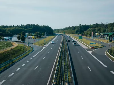 Malo verjetno, da bo povsod danes tako idealno tekoč promet. Vreme pa utegne biti res lepo. Slika je simbolična.