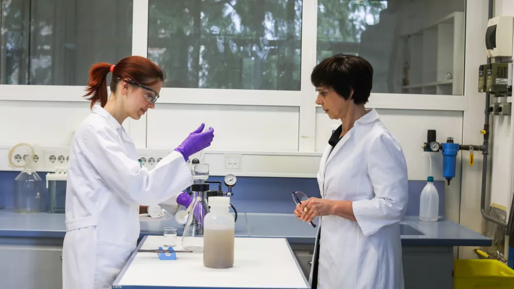 - 09.05.2023 &ndash; prof.dr. Ester Heath, raziskovalka z Odseka za znanosti o okolju Instituta "Jožef Stefan" in vodja Skupine za organsko analizo, prejemnica Zoisove nagrade 2022 za vrhunske dosežke za rabo organske analize na področju okolja, hrane in zdravja //FOTO: Bojan Velikonja