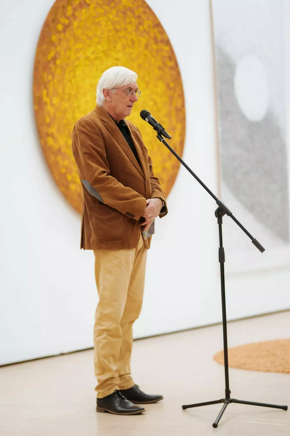 Umetnik, zazrt globoko vase