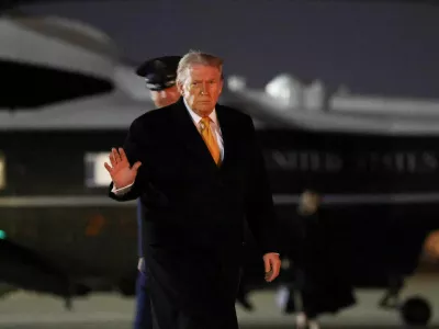 U.S. President Donald Trump waves as he walks to board Air Force One while departing for Florida from Joint Base Andrews in Maryland, U.S., November 7, 2025. REUTERS/Kevin Lamarque