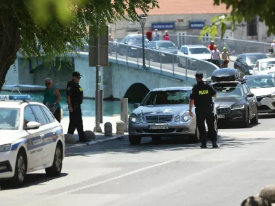V Splitu vlada obsedno stanje, sredi ulic stojijo do zob oboroženi varuhi redu in iščejo pobeglega strelca. 