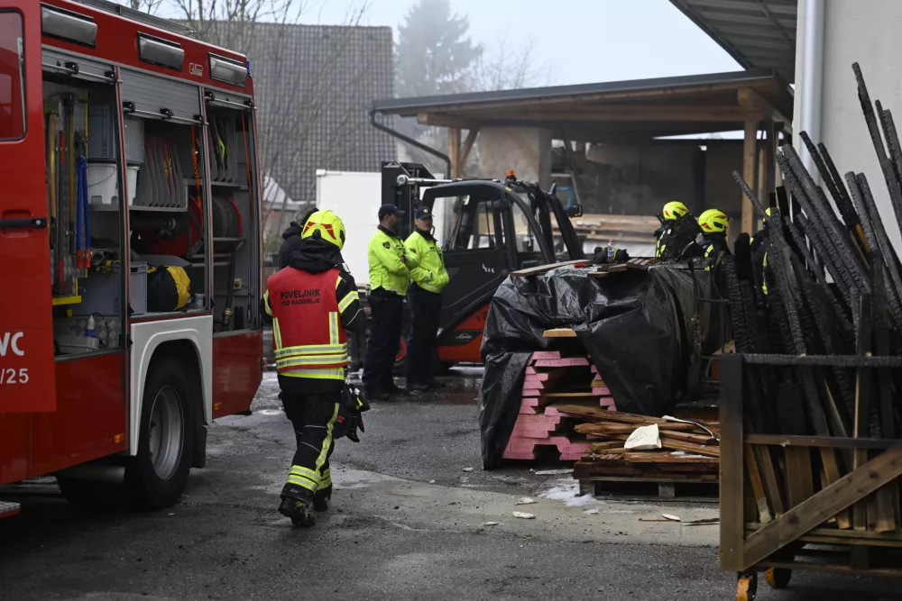 Velik požar v Preserjah poga&scaron;en, gmotna &scaron;koda zelo velika