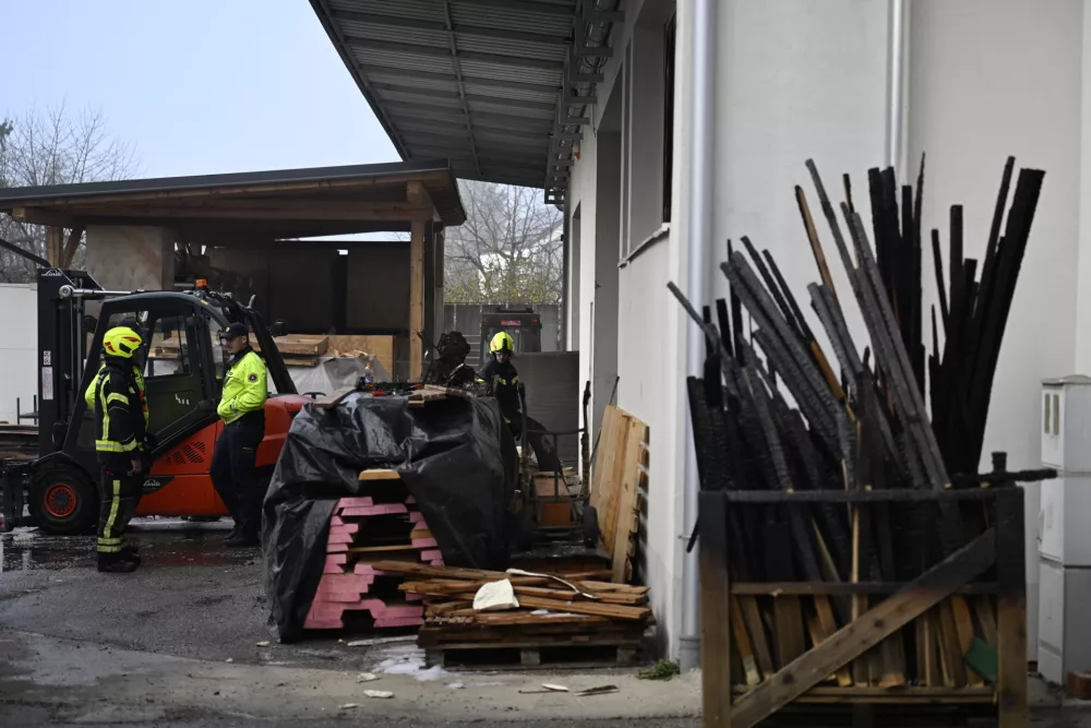 Velik požar v Preserjah poga&scaron;en, gmotna &scaron;koda zelo velika