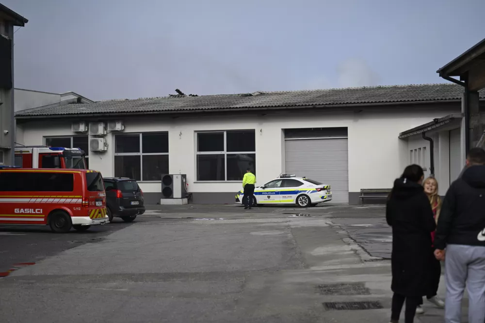 Velik požar v Preserjah poga&scaron;en, gmotna &scaron;koda zelo velika