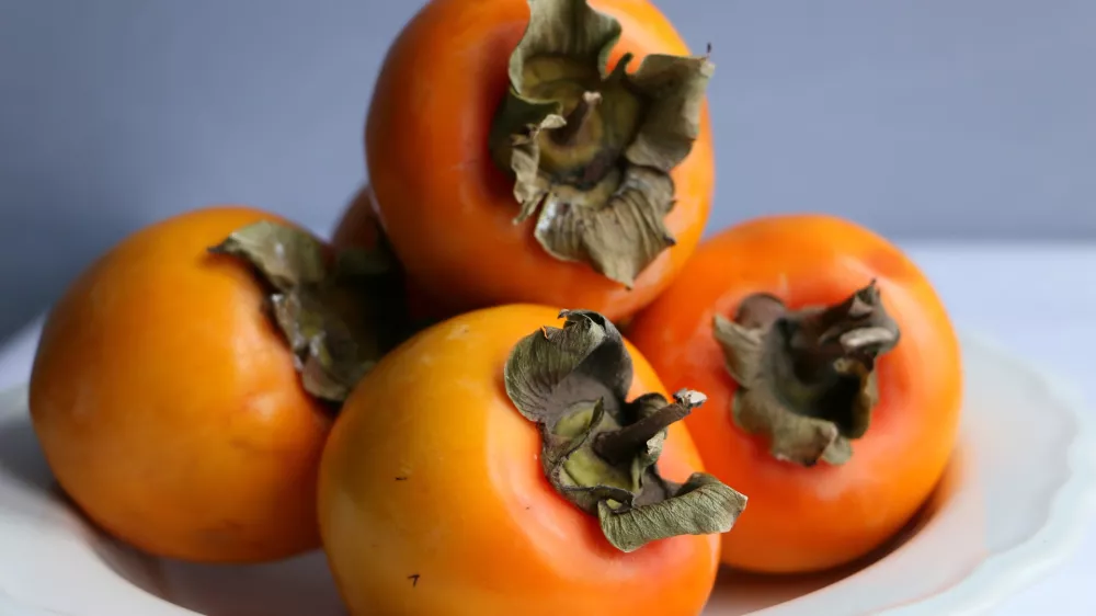 Kaki na krožniku / Foto: Istock