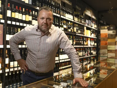 sommelier Gašper Čarman - 14.09.2023 - EVino Bar - vinoteka, Šmartinska cesta 53 v Ljubljani //FOTO: Luka Cjuha