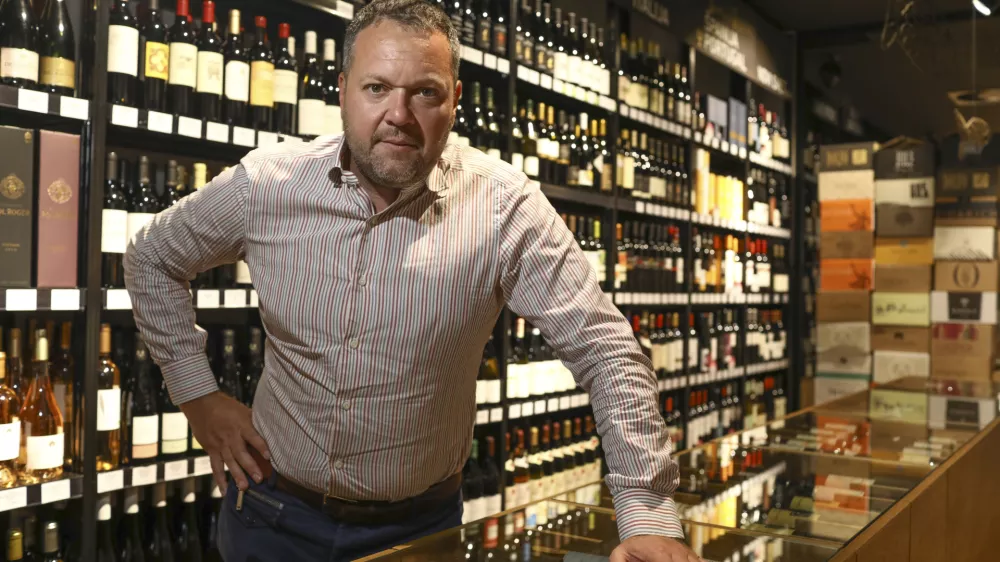 sommelier Ga&scaron;per Čarman - 14.09.2023 - EVino Bar - vinoteka, &Scaron;martinska cesta 53 v Ljubljani //FOTO: Luka Cjuha