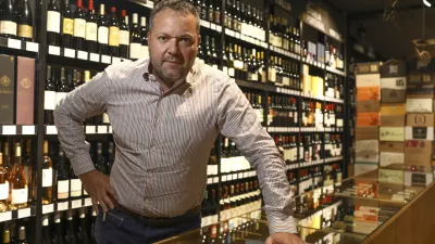 sommelier Gašper Čarman - 14.09.2023 - EVino Bar - vinoteka, Šmartinska cesta 53 v Ljubljani //FOTO: Luka Cjuha