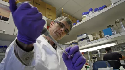 Dr. Simon Horvat, znanstvenik - profesor, ki je z genomsko analizo odkril gen DEPTOR, ki vpliva na debelost, zaposlen v Laboratoriju za biotehnologijo - Kemijski inštitut in profesor genetike - Biotehniška fakulteta//FOTO: Tomaž Skale