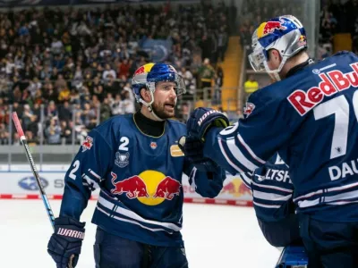 Andrew MacWilliam EHC Red Bull Muenchen, 2 beim Abklatschen an der Bank nach einem Tor. EHC Red Bull Muenchen gegen Fischtown Pinguins Bremerhaven, Eishockey, DEL, Playoffs, Halbfinale Spiel 2, Saison 2023/2024, 03.04.2024. EHC Red Bull Muenchen gegen Fischtown Pinguins Bremerhaven, Eishockey, DEL, Playoffs, Halbfinale Spiel 2, Saison 2023/2024, 03.04.2024. Muenchen *** Andrew MacWilliam EHC Red Bull Muenchen, 2 clapping off at the bench after a goal EHC Red Bull Muenchen vs Fischtown Pinguins Bremerhaven, Ice Hockey, DEL, Playoffs, Semifinal Game 2, Season 2023 2024, 03 04 2024 EHC Red Bull Muenchen vs Fischtown Pinguins Bremerhaven, Ice Hockey, DEL, Playoffs, Semifinal Game 2, Season 2023 2024, 03 04 2024 Muenchen Copyright: xEibner-Pressefoto/HeikexFeinerx EP_HFR,Image: 862329586, License: Rights-managed, Restrictions:, Model Release: no