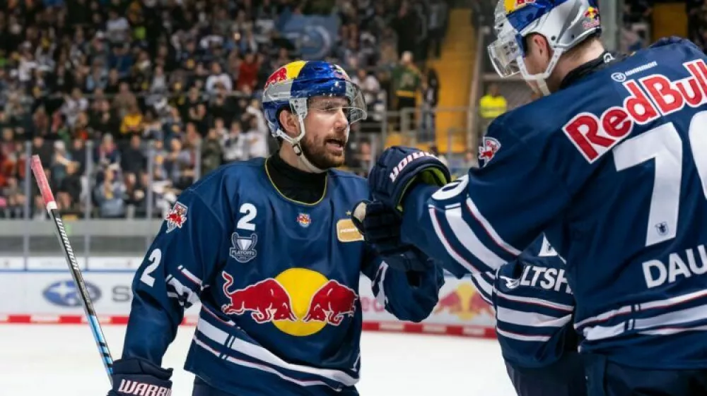 Andrew MacWilliam EHC Red Bull Muenchen, 2 beim Abklatschen an der Bank nach einem Tor. EHC Red Bull Muenchen gegen Fischtown Pinguins Bremerhaven, Eishockey, DEL, Playoffs, Halbfinale Spiel 2, Saison 2023/2024, 03.04.2024. EHC Red Bull Muenchen gegen Fischtown Pinguins Bremerhaven, Eishockey, DEL, Playoffs, Halbfinale Spiel 2, Saison 2023/2024, 03.04.2024. Muenchen *** Andrew MacWilliam EHC Red Bull Muenchen, 2 clapping off at the bench after a goal EHC Red Bull Muenchen vs Fischtown Pinguins Bremerhaven, Ice Hockey, DEL, Playoffs, Semifinal Game 2, Season 2023 2024, 03 04 2024 EHC Red Bull Muenchen vs Fischtown Pinguins Bremerhaven, Ice Hockey, DEL, Playoffs, Semifinal Game 2, Season 2023 2024, 03 04 2024 Muenchen Copyright: xEibner-Pressefoto/HeikexFeinerx EP_HFR,Image: 862329586, License: Rights-managed, Restrictions:, Model Release: no