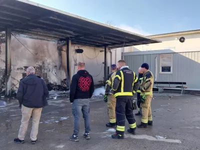 Dan po nedeljskem požaru na pogorišču ostajajo gasilci, ogled s strani policije pa je v dopoldanskih urah še trajal. 