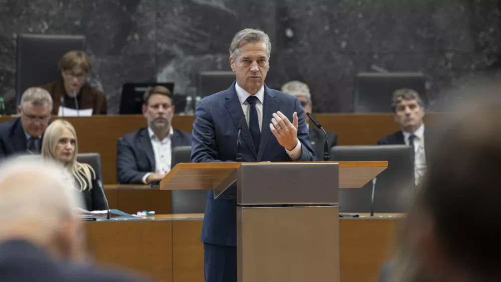 Ljubljana, DZ.Izredna seja DZ, na kateri so obravnavali predlog priporocila vladi v zvezi z ukrepi za preprecitev kriminala na obmocju jugovzhodne Slovenije in Posavja ter za trajno resevanje romske problematike in predlog priporocila v zvezi z zagotavljanjem varnosti in ucinkovitosti pravosodnega sistema na obmocjih z zaostrenimi varnostnimi tveganji v jugovzhodni Sloveniji.Predsednik vlade Robert Golob.