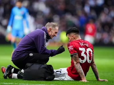 08 November 2025, United Kingdom, London: Manchester United's Benjamin Sesko sits injured during the English Premier League soccer match between Tottenham Hotspur and Manchester United at Tottenham Hotspur Stadium. Photo: John Walton/PA Wire/dpa