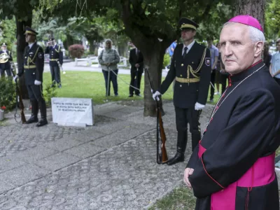 ﻿ljubljanski nadškof in metropolit Stanislav Zore- 14.05.2015 - Ob 70. obletnici konca druge svetovne vojne je predsednik Borut Pahor položil venec k Lipi sprave na Žalah, ljubljanski nadškof msgr. Stanislav Zore pa bo ob tem opravil molitev za vse žrtve vojne in povojnega nasilja   ///FOTO: Jaka Gasar