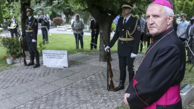 ﻿ljubljanski nadškof in metropolit Stanislav Zore- 14.05.2015 - Ob 70. obletnici konca druge svetovne vojne je predsednik Borut Pahor položil venec k Lipi sprave na Žalah, ljubljanski nadškof msgr. Stanislav Zore pa bo ob tem opravil molitev za vse žrtve vojne in povojnega nasilja   ///FOTO: Jaka Gasar