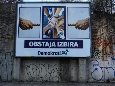 - 11.11.2025. - Politični jumbo plakat stranke Demokrati.//FOTO: Bojan Velikonja