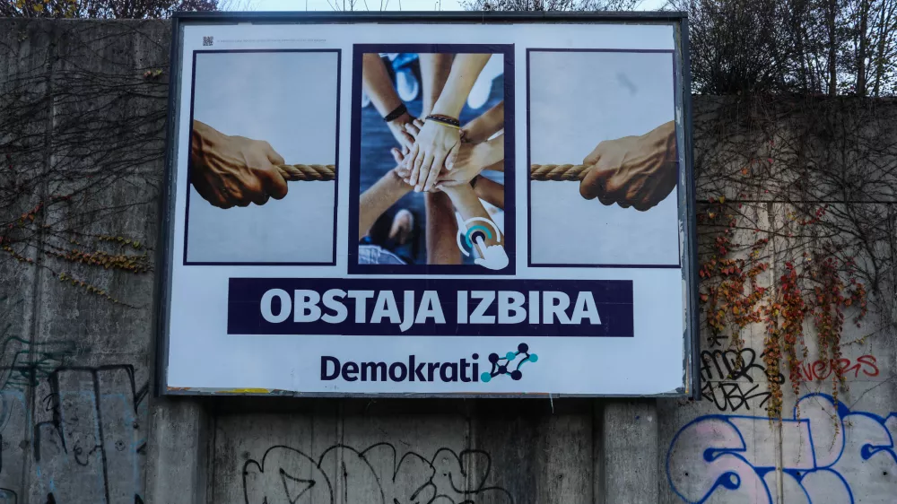 - 11.11.2025. - Politični jumbo plakat stranke Demokrati.//FOTO: Bojan Velikonja