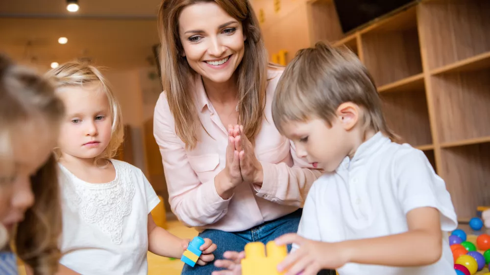 Javni uslužbenci vsak dan skrbijo, da na&scaron;a družba deluje. (Foto: DepositPhotos)