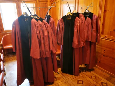 ﻿- simbolična fotografija 2017 - toga - službeno oblačilo ustavnega sodnika - pravosodje - pravo - pravičnost - pravica - pravni sistem - tožilstvo - sodna oblast - sodišča - sodišče - //FOTO: Tomaž Skale / Foto: Tomaz Skale