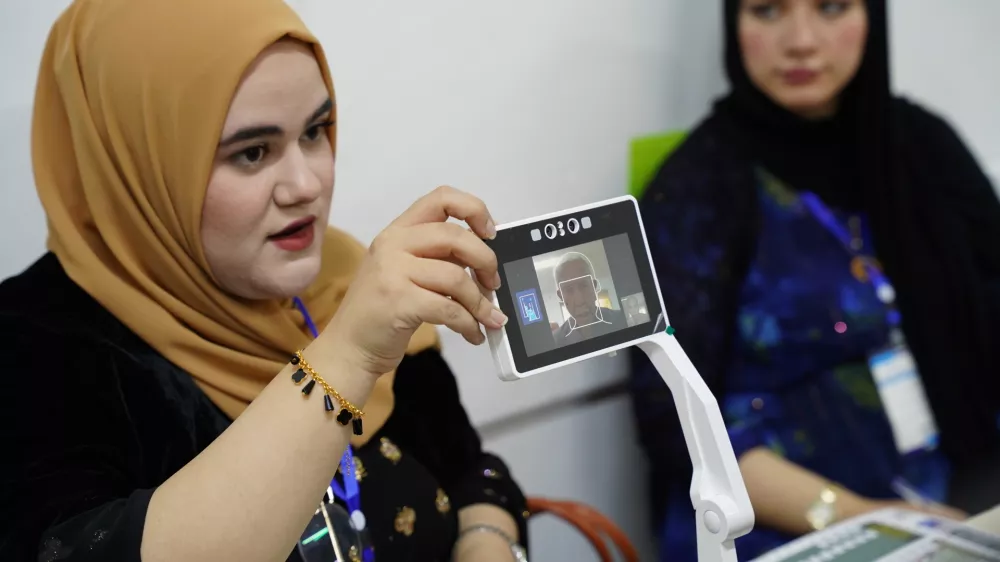 11 November 2025, Iraq, Erbil: A Iraqi employee registers an elector during the Iraqi parliamentary elections. Photo: Ismael Adnan/dpa