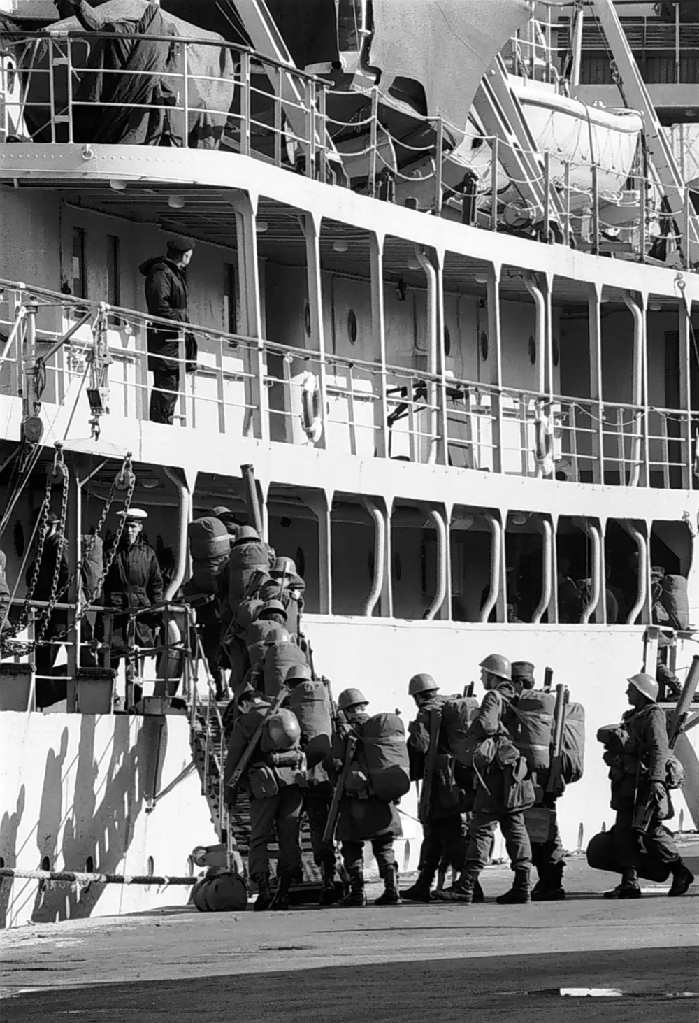vojna za Slovenijo - Koper, odhod jugoslovanskih vojakov vkrcavanje na ladjo,//FOTO: Tomaž Skale / Foto: Tomaž Skale