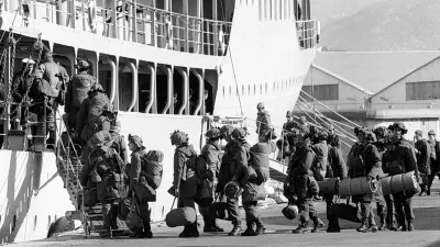vojna za Slovenijo - Koper, odhod jugoslovanskih vojakov vkrcavanje na ladjo,//FOTO: Tomaž Skale / Foto: Tomaž Skale