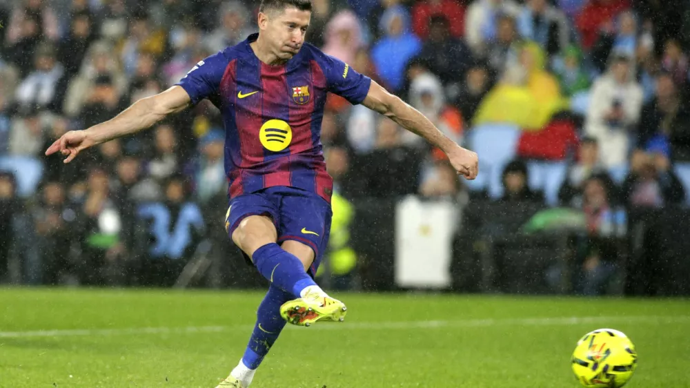 Soccer Football - LaLiga - Celta Vigo v FC Barcelona - Estadio de Balaidos, Vigo, Spain - November 9, 2025 FC Barcelona's Robert Lewandowski scores their first goal from the penalty spot REUTERS/Miguel Vidal