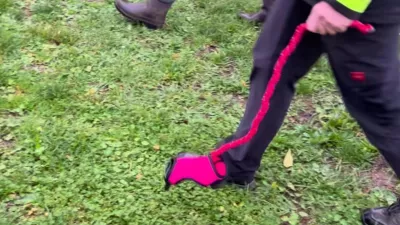 Nemška pasja trenerka Barbara Gerlinger je ustvarila trend »Hobby Dogging« – sprehajanje in šolanje namišljenih psov, ki naj bi izboljšalo zbranost in samozavedanje vodnika. Foto: posnetek zaslona/Instagram