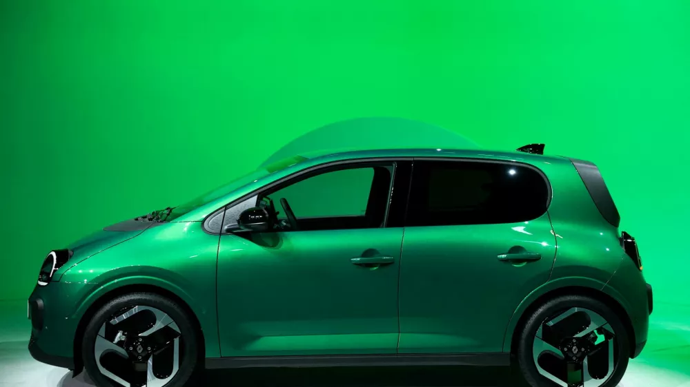 FILE PHOTO: The new Renault Twingo E-Tech electric car is unveiled during a media preview presentation in Ivry-sur-Seine near Paris, France, October 31, 2025. REUTERS/Gonzalo Fuentes/File Photo