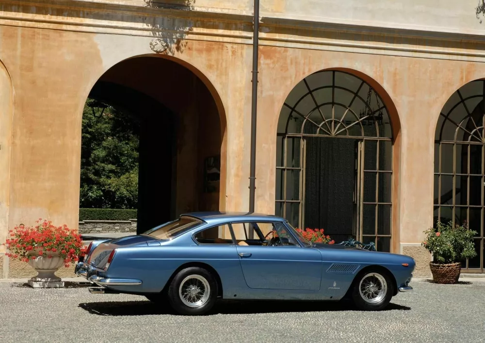 Ferrari 330 america (1963): Skrit pod ponjavo in plastmi prahu