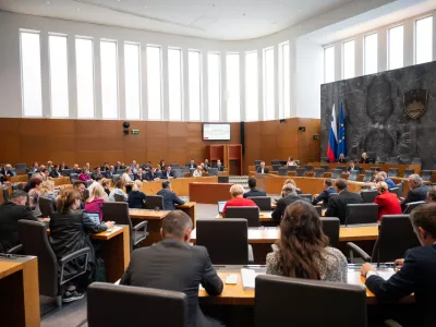 Ljubljana, DZ.Zadnji dan redne seje DZ kjer so poslanci med drugim v okviru mandatno-volilnih zadev glasovali o imenovanju novih ustavnih sodnikov Nine Betetto in Primoza Gorkica.
