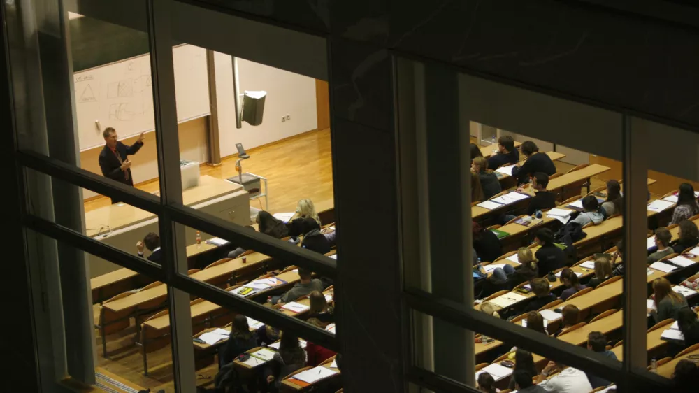 Sredi semestra zunanji predavatelji &scaron;e vedno brez pogodb