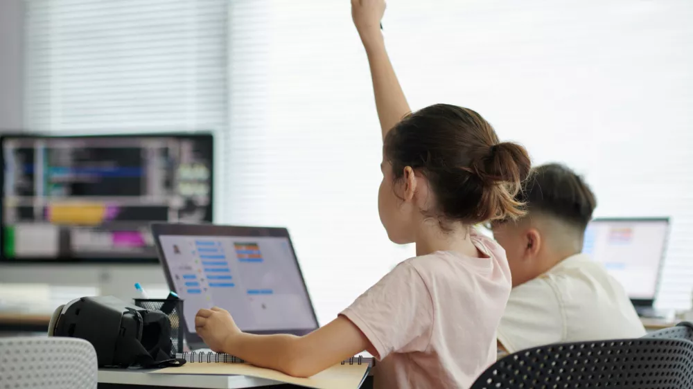 Staršem grozijo z visoko globo, če otroke silijo k učenju