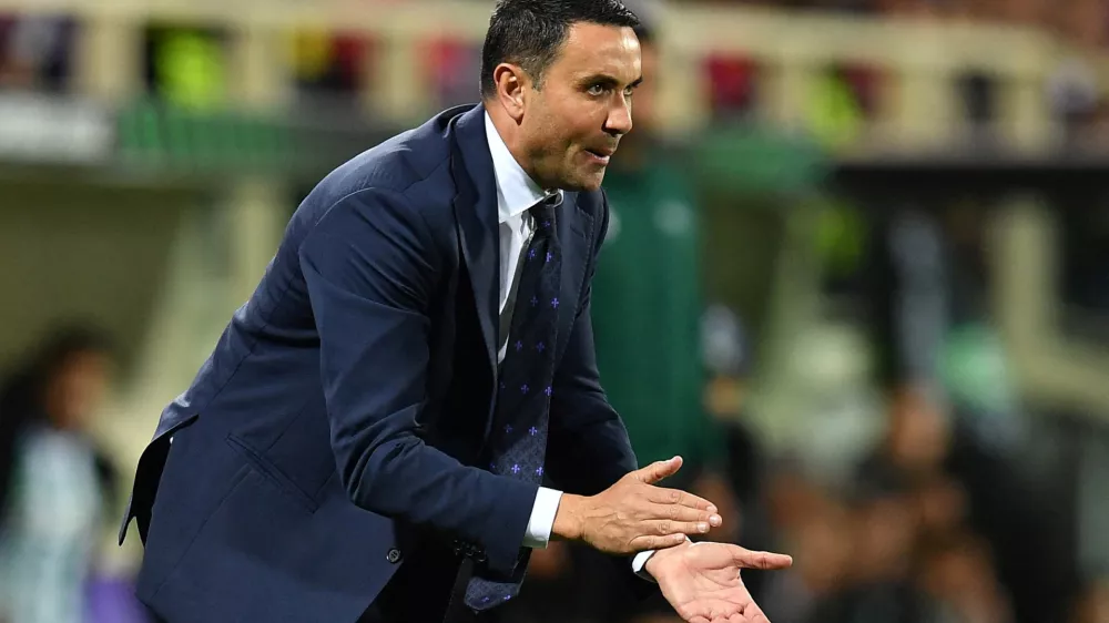 FILE PHOTO: Soccer Football - Conference League - Semi Final - Second Leg - Fiorentina v Real Betis - Stadio Artemio Franchi, Florence, Italy - May 8, 2025 Fiorentina coach Raffaele Palladino, who has taken over at Atalanta REUTERS/Jennifer Lorenzini/File Photo
