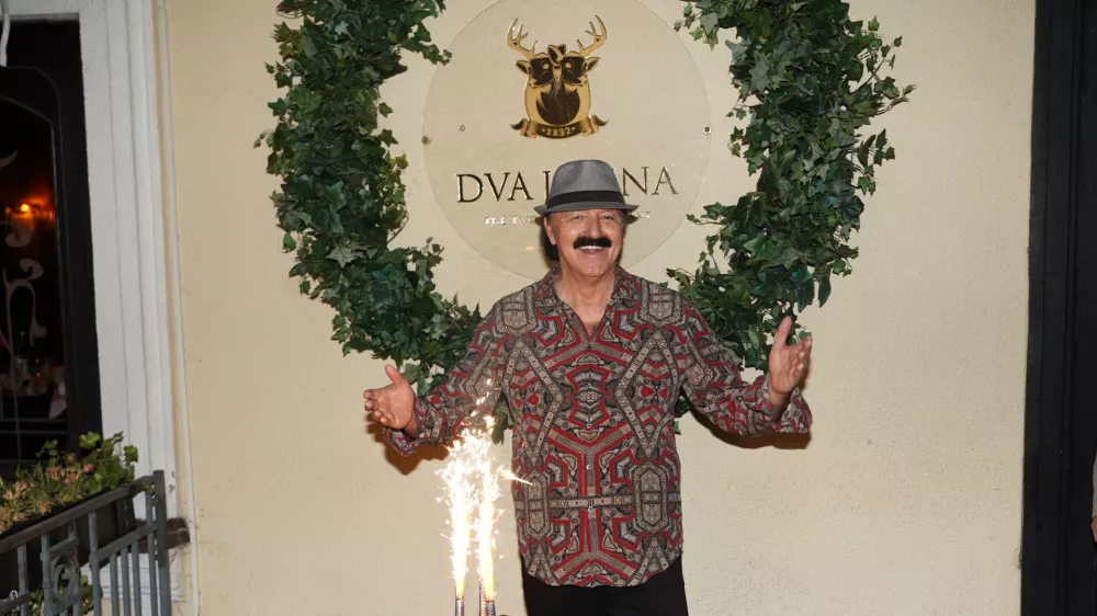 26, September, 2024, Belgrade - Before the performance at the Dva jelena restaurant, the restaurant staff surprised Haris Dzinovic with a birthday cake. Haris Dzinovic. Photo: Antonio Ahel/ATAImages 26, septembar, 2024, Beograd - Uoci nastupa u restoranu Dva jelena osoblje restorana iznenadilo je Harisa Dzinovica rodjendanskom tortom. Photo: Antonio Ahel/PIXSELL