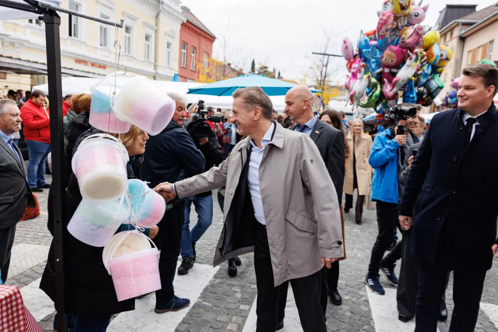Robert&nbsp;Golob&nbsp;vladno ekipo na nedavnem obisku Pomurja.&nbsp;/ Foto: Neboj&scaron;a Tejič, STA
